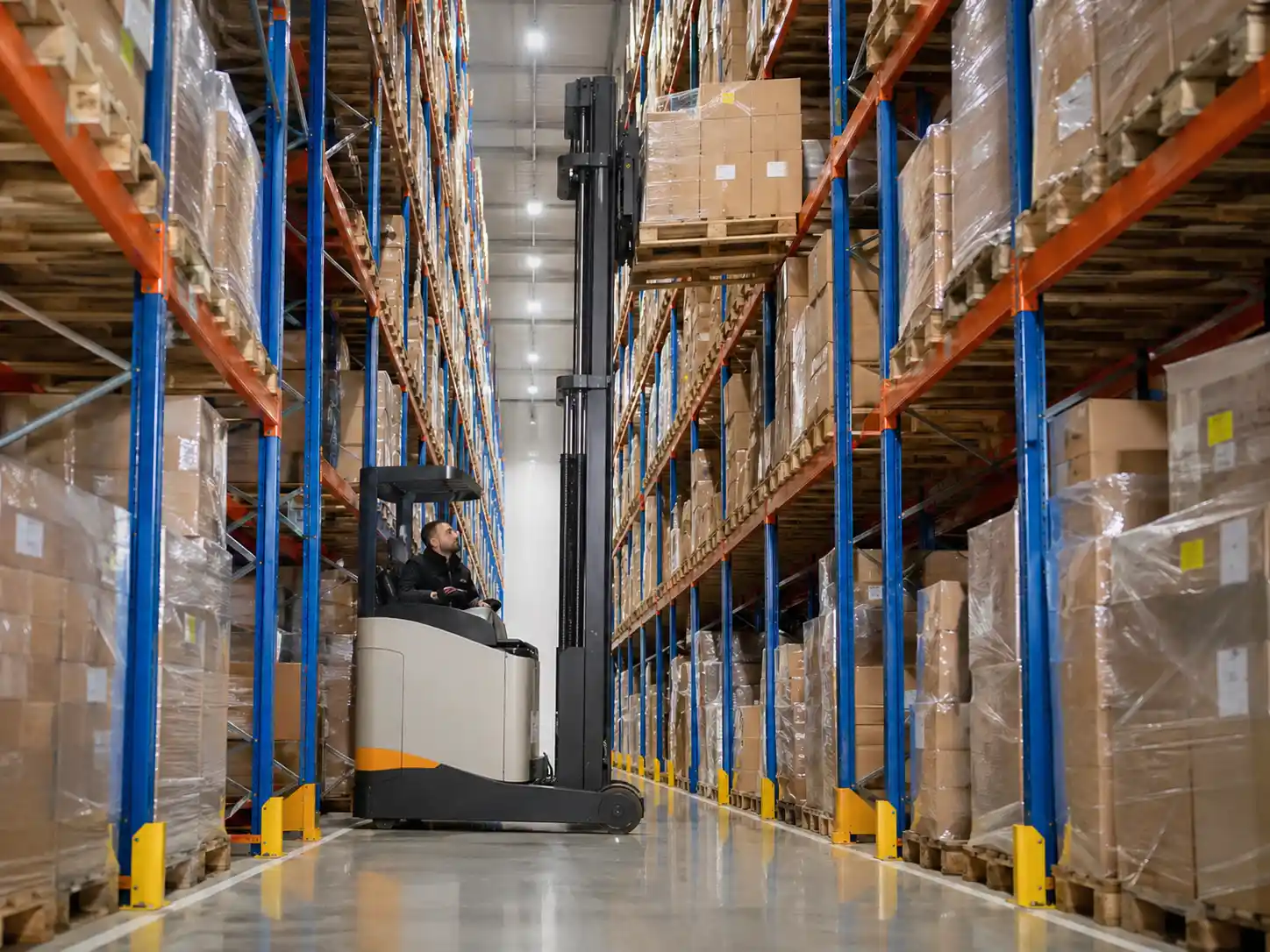 The Benefits of Using Reach Trucks in Narrow Aisle Warehouses