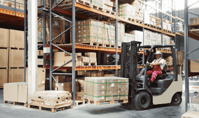 Como escolher a empilhadeira certa: Eléctrica vs. de combustão interna