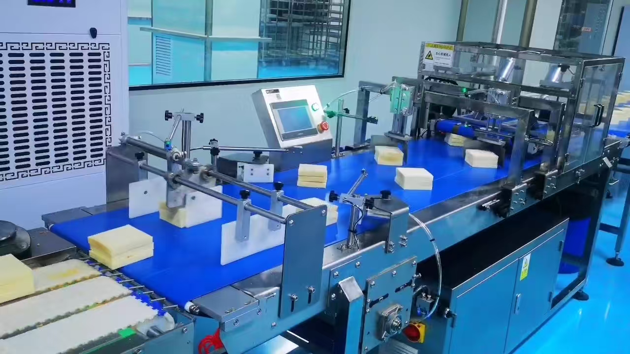 Ultrasonic cutting machine