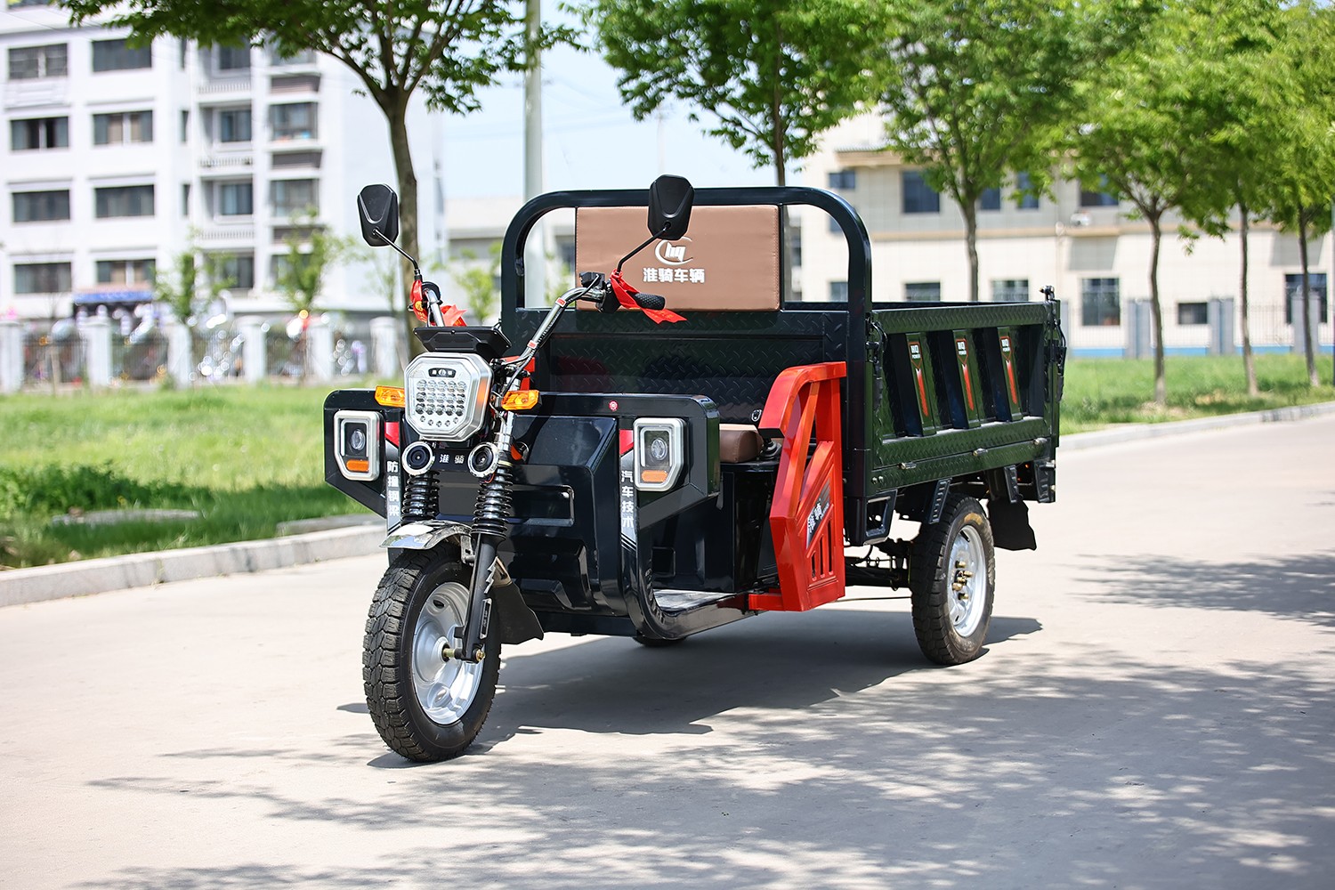 Auto-unloading electric cargo carrier tricycle HJZ20