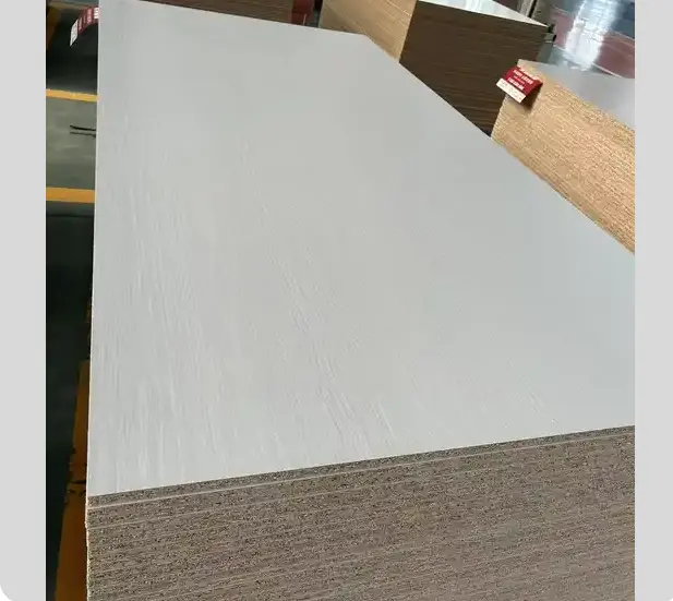 Melamine chipboard သစ်သားဆန်အစိုင်အခဲအရောင်လက်ကားရောင်းချသည်။