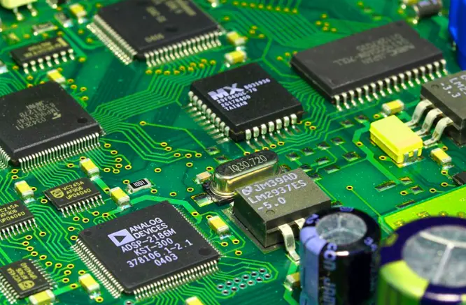 Déi komplett Kondensator Definitioun: Wéi Kondensatoren an Computer Hardware Drive Electronics benotzt ginn