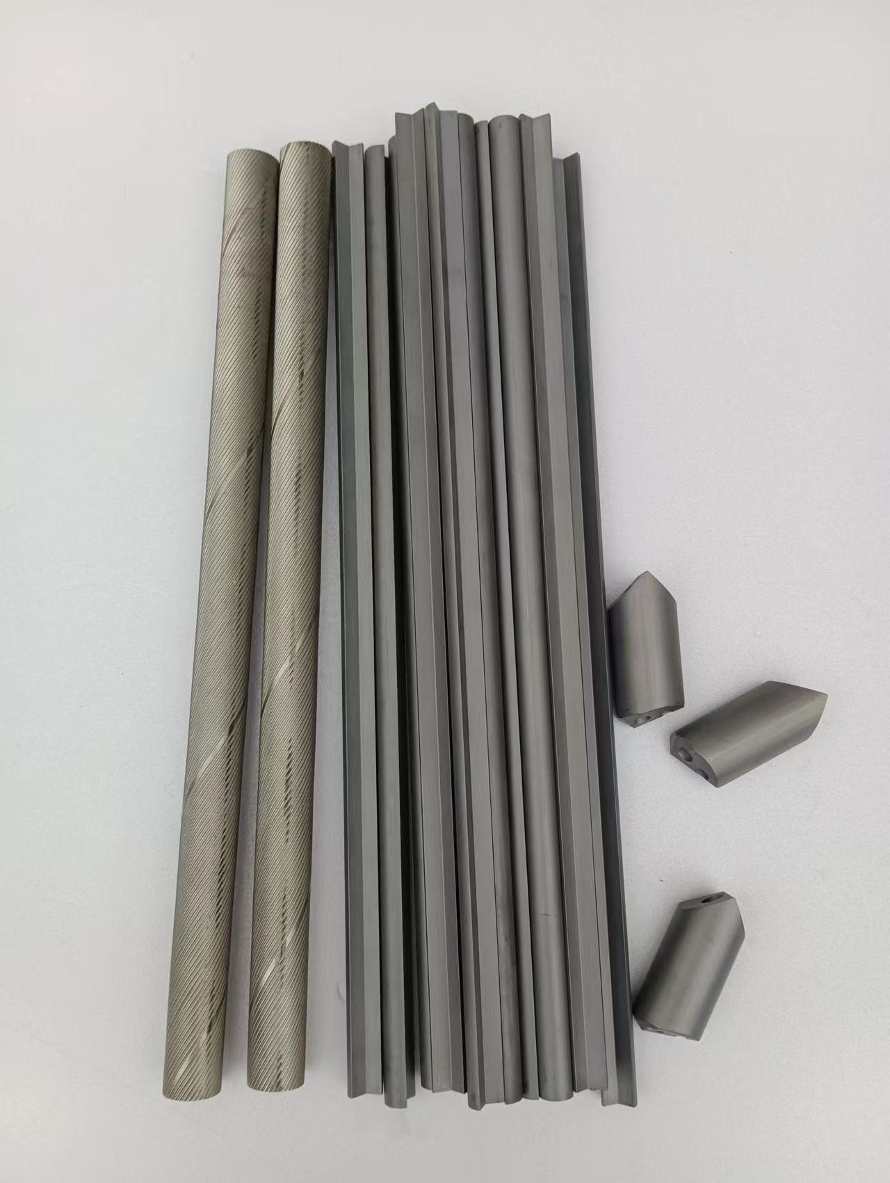 4,3*330/2TK1,0 φ0,3 30° karbiidvarras spiraalsete aukudega