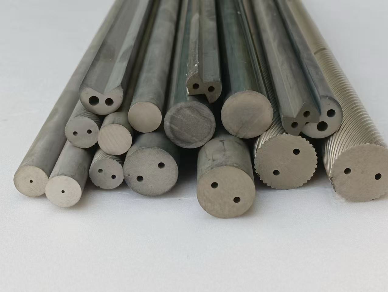 3.3*330/2TK1.6φ0.4 Batang Karbida 30° dengan Lubang Spiral