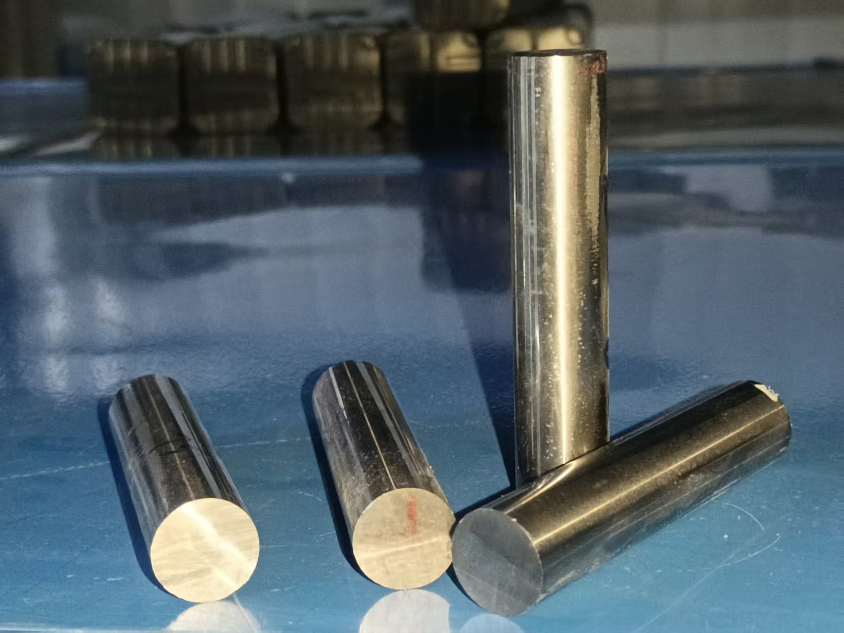 Karastatud metallist jahvatatud silinder