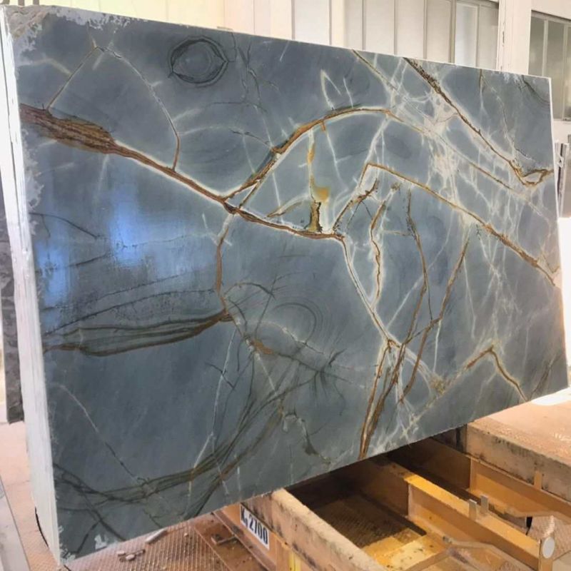 Vue latérale du quartzite Roma bleu