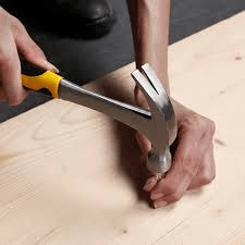 Pay attention to the handle of claw hammer