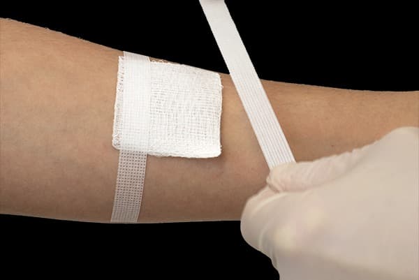 Effektiv yara baxımı üçün steril jaze yastiqciklərindən necə istifadə etmək olar: Tam bir bələdçi