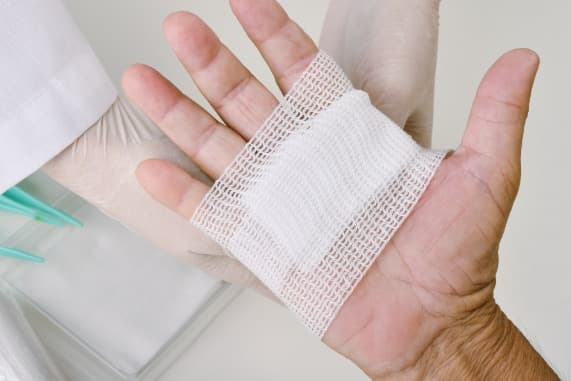 Sterile kumpara sa Non-Sterile Dressing: Pag-unawa sa Mga Pagkakaiba para sa Wastong Pag-aalaga ng Suporta