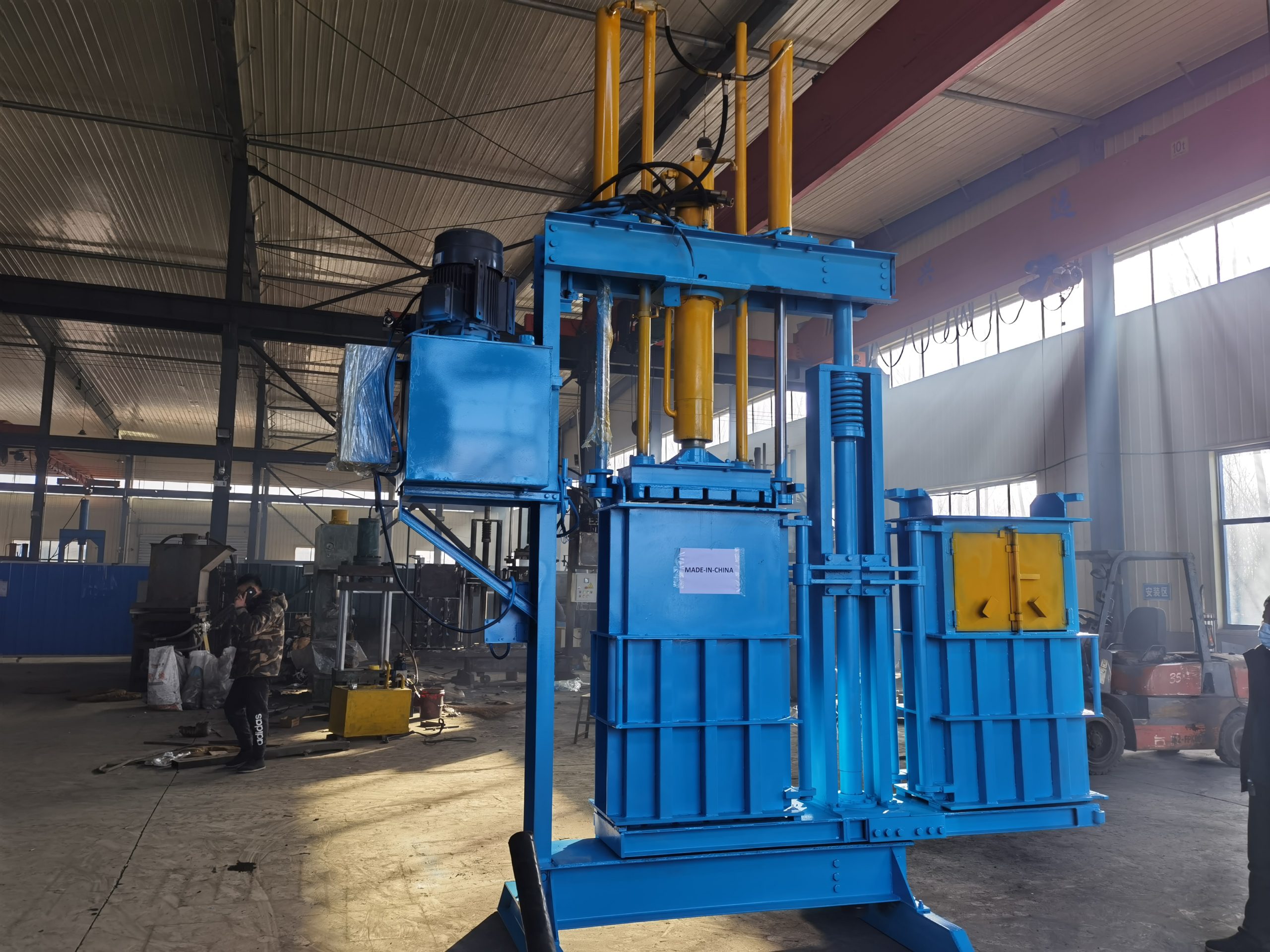 Swivel Twin Lifting Chamber Baler