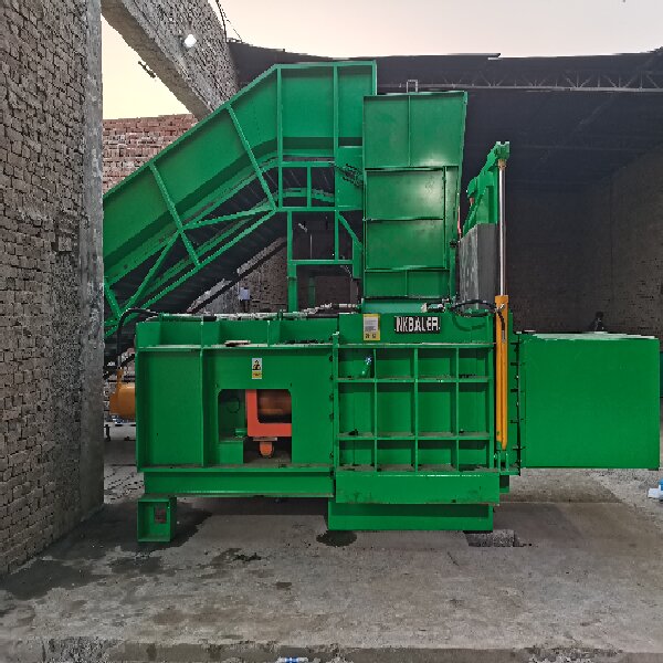 Insaccatrice a pressa multimateriale: efficiente attrezzatura per l'imballaggio per la lavorazione agricola e forestale