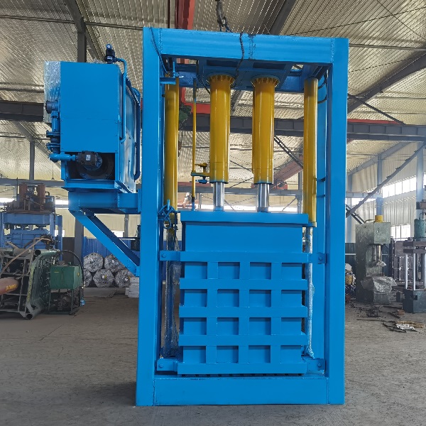 Daim ntawv thov ntawm Vertical Clothes Balers hauv Ob Tes Khaub Ncaws Export Trade