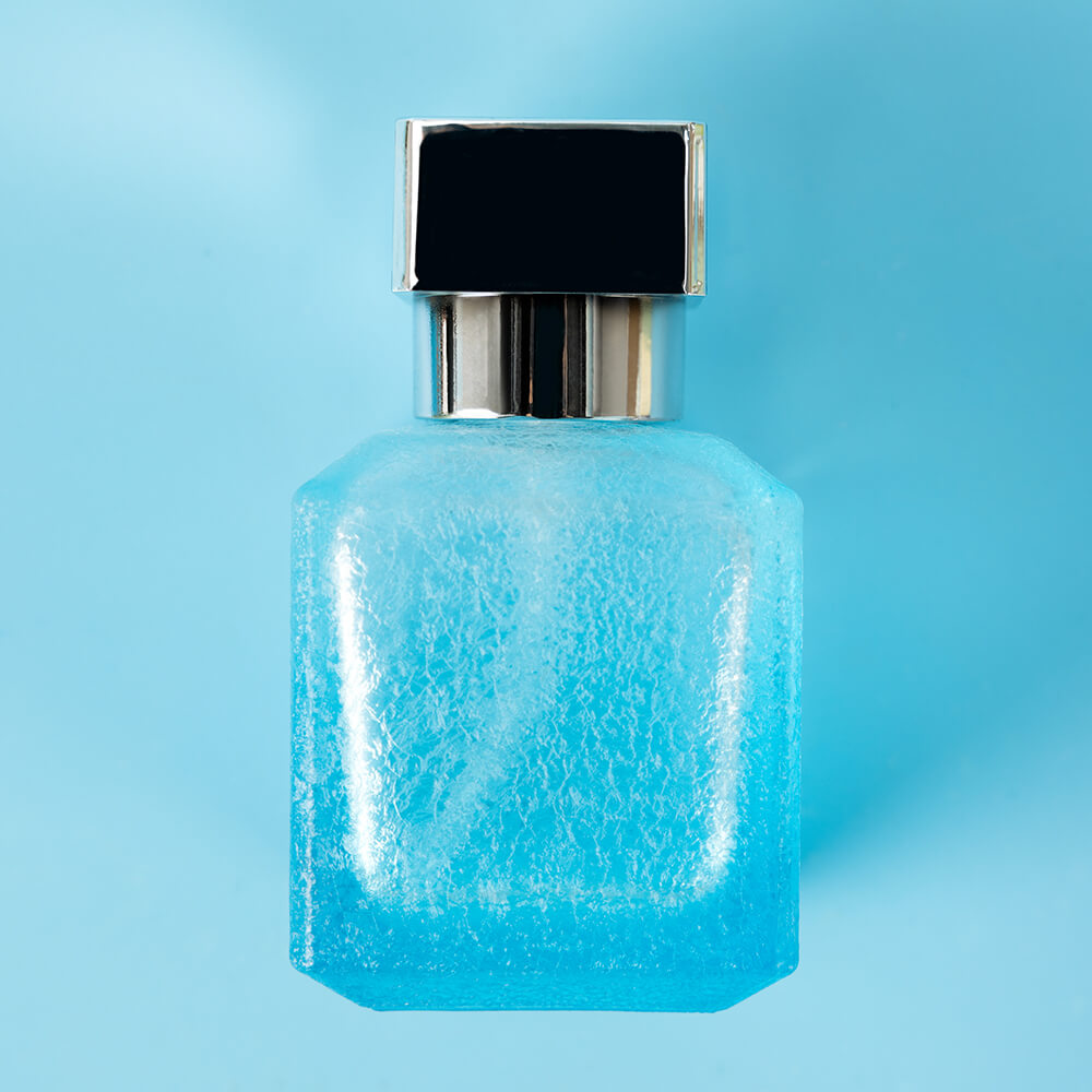 blauwe glêzen parfumfleske