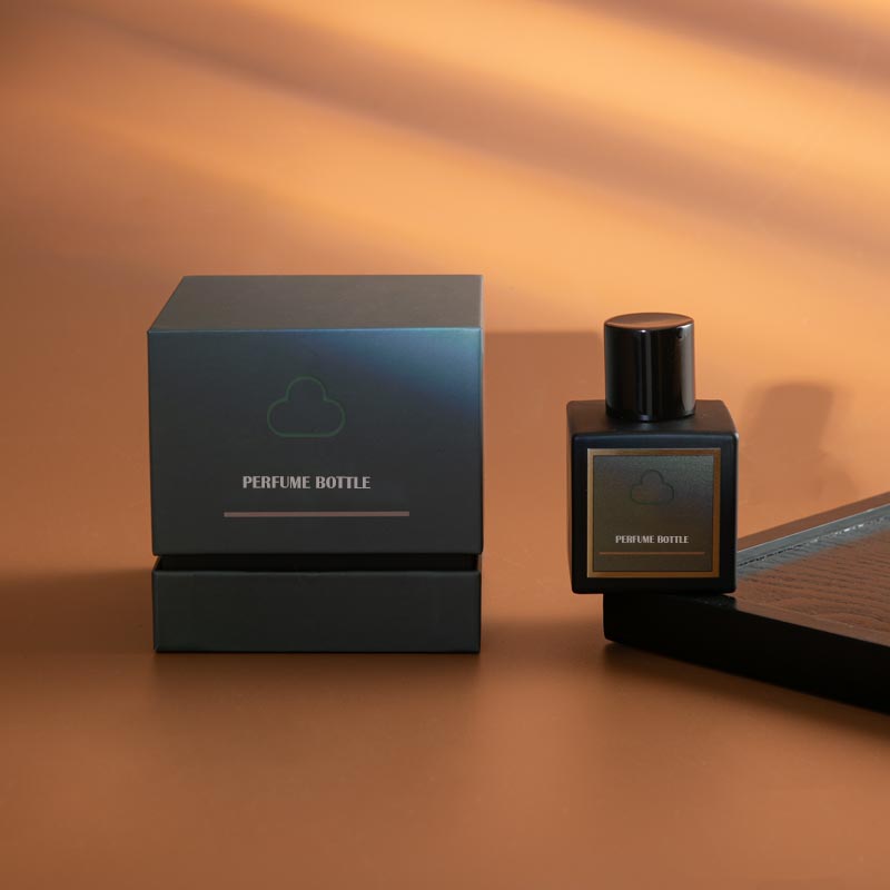Frasco de perfume quadrado preto com etiqueta e caixa de embalagem