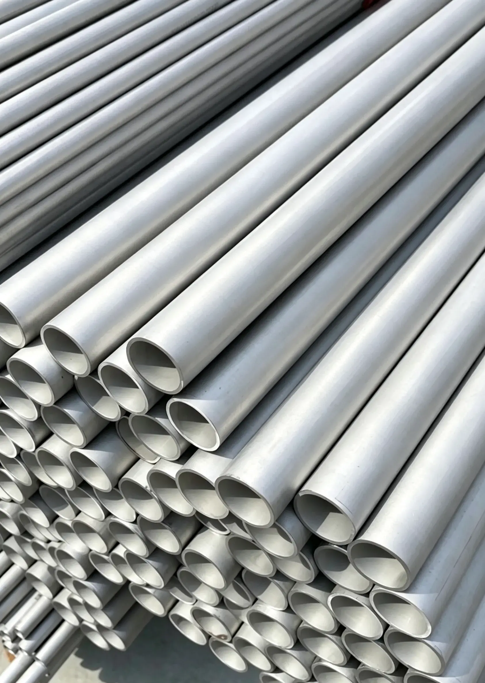 Stainless steel tubes and pipes for industrial applications