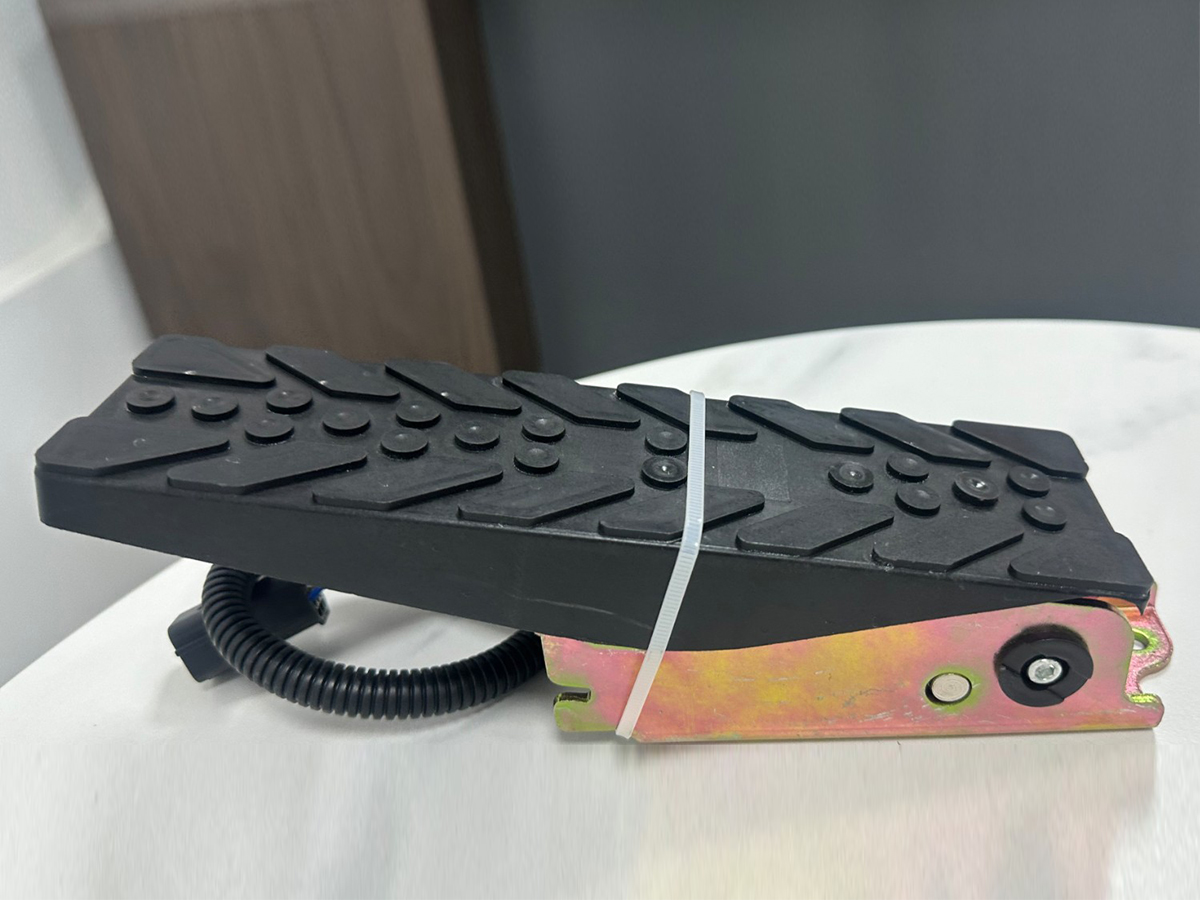 Elektroniskais akseleratora pedālis elektriskajiem transportlīdzekļiem