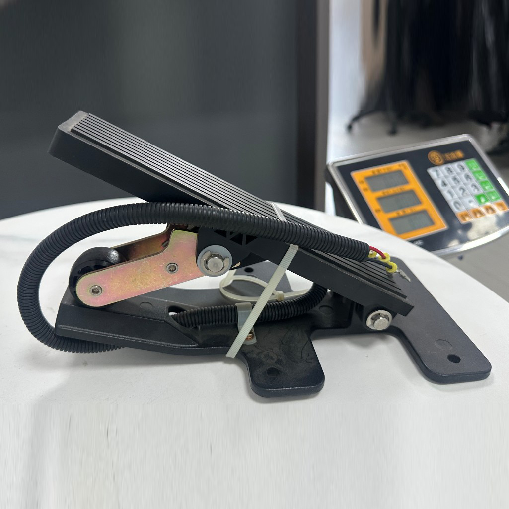 Elektronický plynový pedál pre stavebné stroje