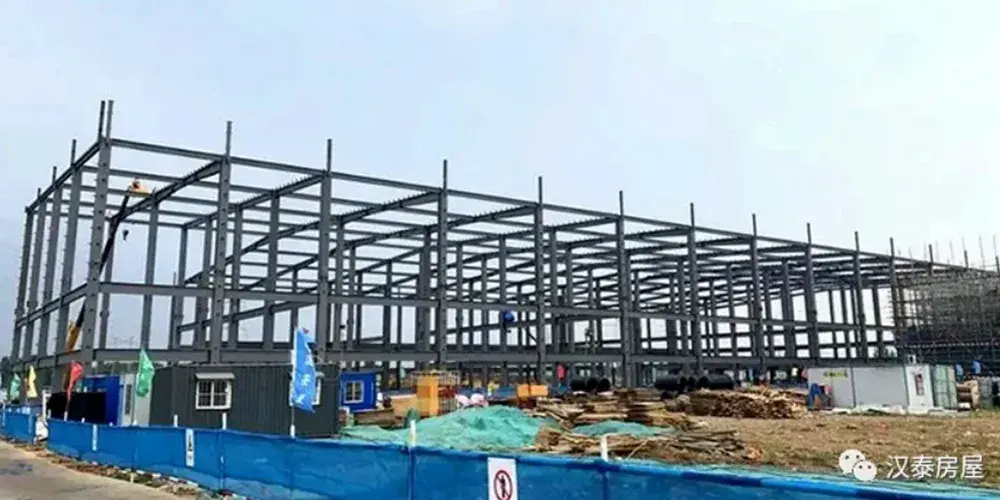 徐州金昇建设工程管理有限公司标准化厂房项目主钢构顺利吊装完成
