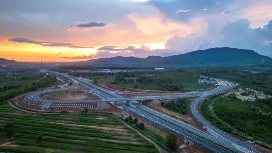 Cambodia Phnom Penh-Sihanoukville Expressway Opens to Traffic